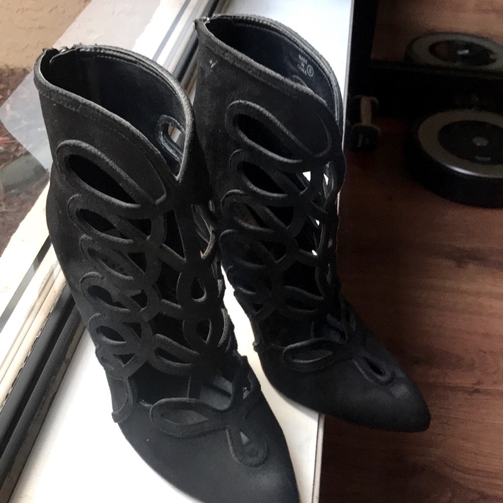 Cut out booties worn once❤️